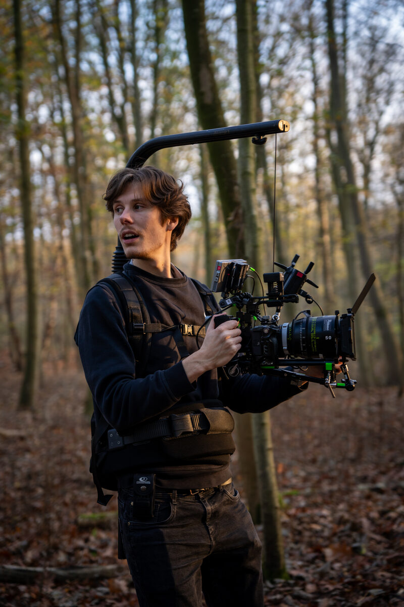 Simon Queval en tournage en forêt avec son setup caméra